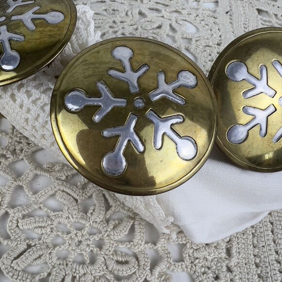 Set Of 4 Brass Napkin Rings With Chrome Snowflakes Winter Tablescape Holiday Vtg - Picture 4 of 7